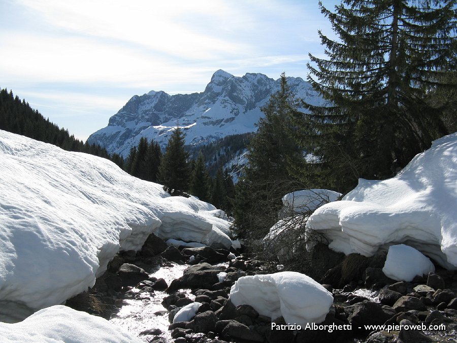 06 Veduta sulle cime di Valmora e Fop.JPG